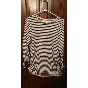 Old navy white and black 3/4 sleeve maternity v-neck.